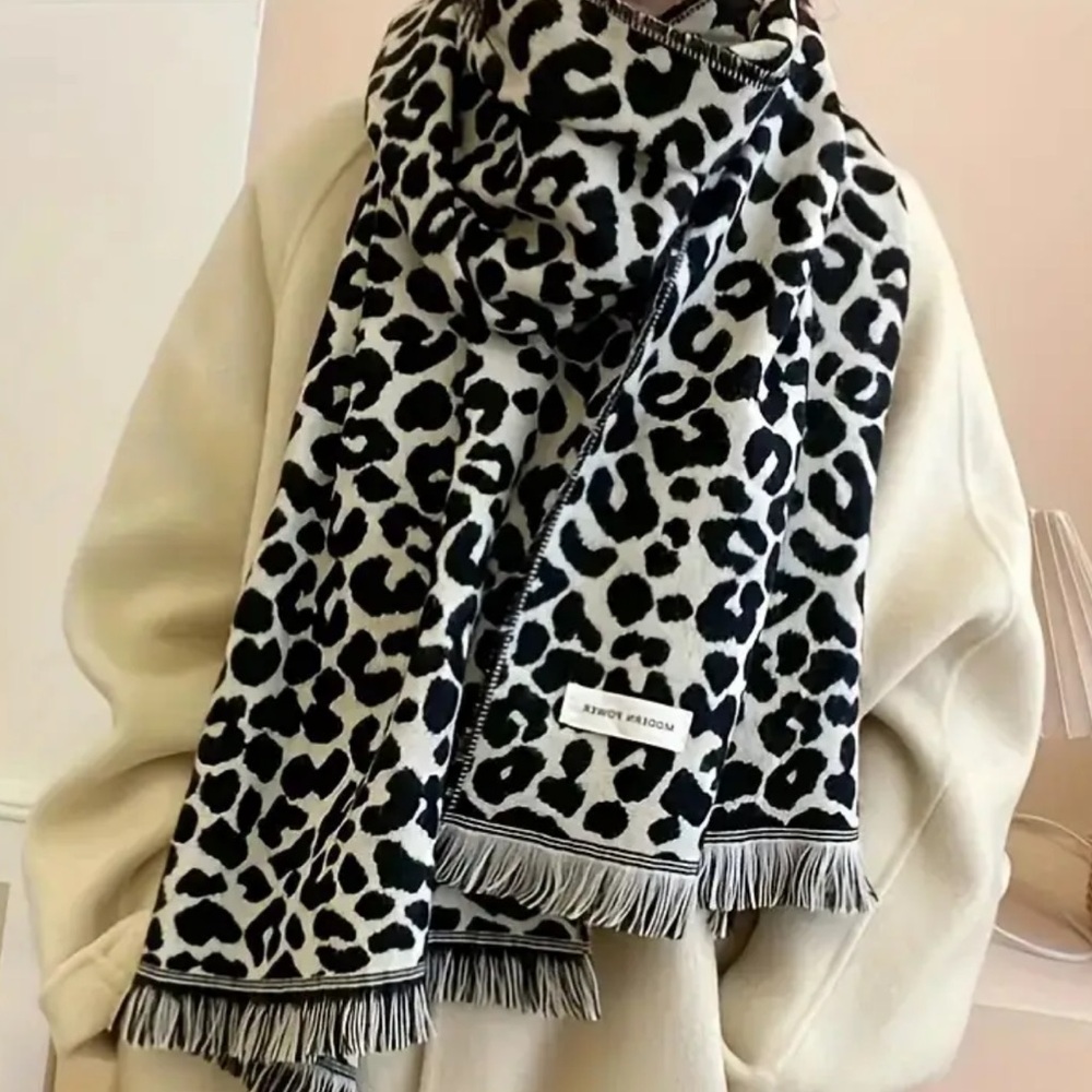🔥🔥🆕Black and White Leopard Print Scarf